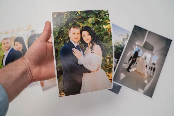 Printed on paper photos of the bride and groom. — Stock Photo, Image