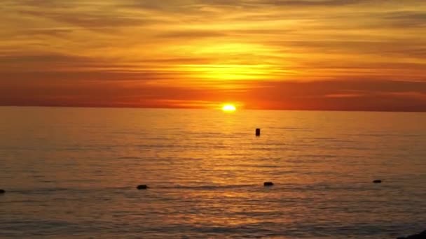 Hermosa puesta de sol en el mar. el cielo de la tarde. — Vídeo de stock