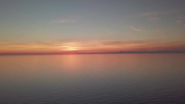 Gün batımında denizde çekim yapmak. Suyun üzerinde akşam gökyüzü.