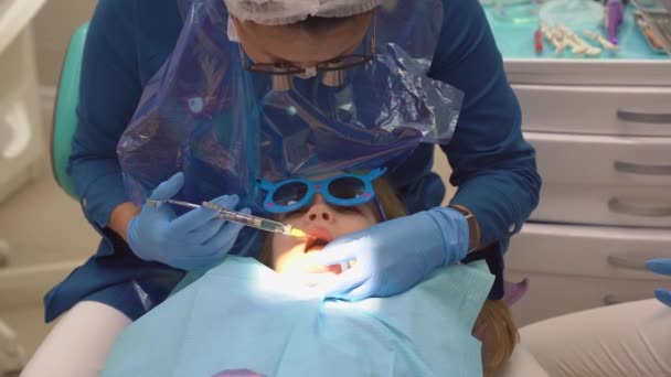 La anestesia local es el método más común de anestesia en la práctica infantil.. — Vídeo de stock