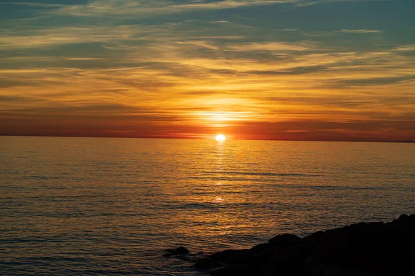 Hermosa puesta de sol en el mar. el cielo de la tarde. — Foto de Stock
