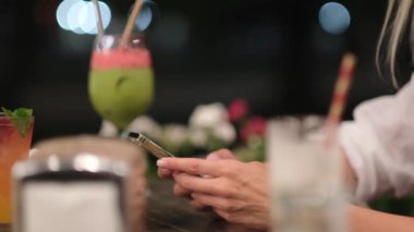 Kadın eli ve telefon var. Sosyal medya bağımlılığı.