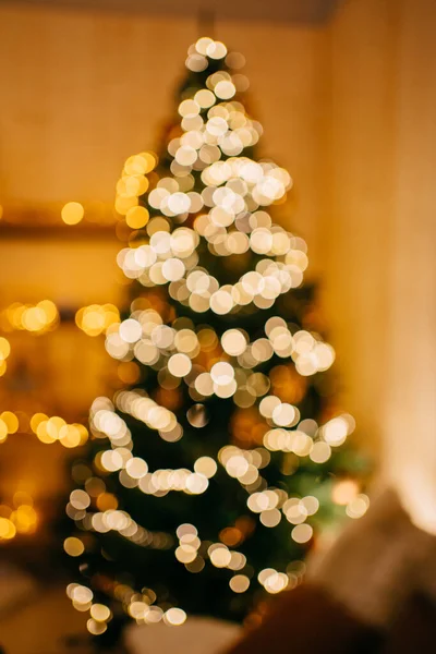 Achtergrond. buiten beeld. Kerstslinger op de kerstboom. — Stockfoto