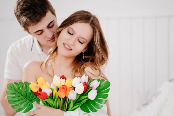 Un homme a donné à sa femme bien-aimée un bouquet de tulipes colorées. — Photo