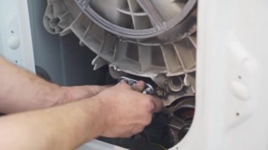 Evde ev aletlerinin tamiri kendi elleriyle yapılır.