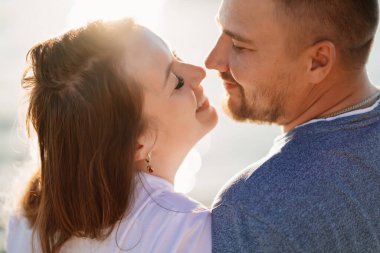 Profiller, aşık çiftlerin deniz sahillerinde eğlendiklerini gösteriyor. Güneş parıltısı