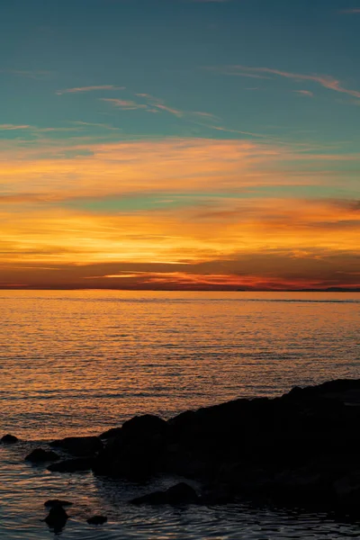Hermosa puesta de sol en el mar. el cielo de la tarde. — Foto de Stock