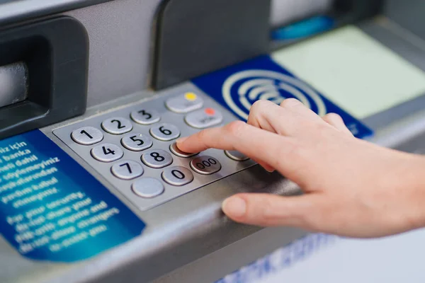 La mano digita il codice pin sulla tastiera ATM. — Foto Stock
