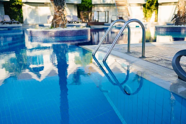 Descenso a la piscina. villas se reflejan en el agua. —  Fotos de Stock