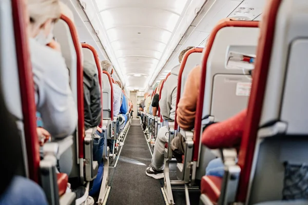 Passagem entre assentos na cabina da aeronave. voar durante a pandemia. — Fotografia de Stock