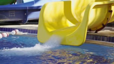 Zaman atlaması. Su parkındaki sarı kaydırağın suyu boşalıyor..