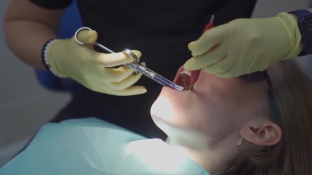 Reale .dentista inietta un anestetico nel paziente prima dell'estrazione del dente — Video Stock