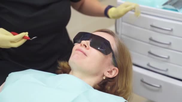 Real. dentista examina los dientes de los pacientes. atención y prevención periódicas. — Vídeo de stock