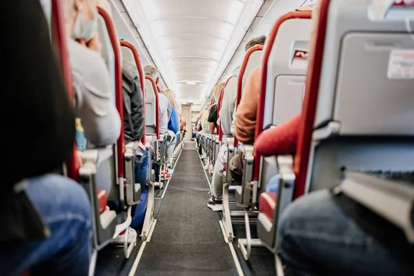 Διέλευση μεταξύ των καθισμάτων στην καμπίνα του αεροσκάφους. πτήση κατά τη διάρκεια της πανδημίας. — Φωτογραφία Αρχείου