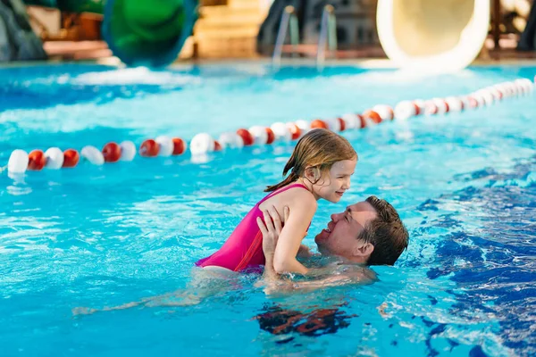 Papá y su hija se divierten y juegan en la piscina. entrenamiento de natación. — Foto de Stock