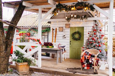 Noel için evi dekore etme geleneği. Verandadaki Noel ağacı