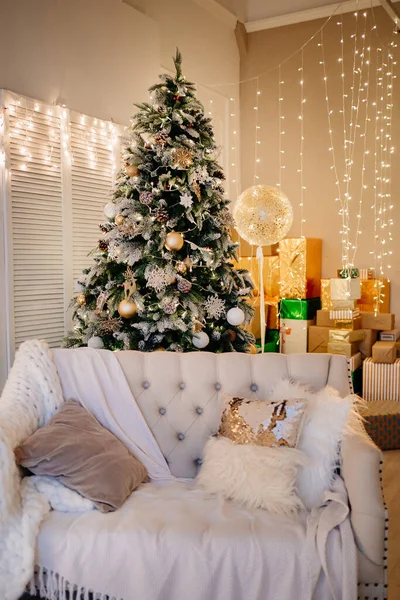 Beyaz bir kanepenin arkasındaki Noel ağacı.. 