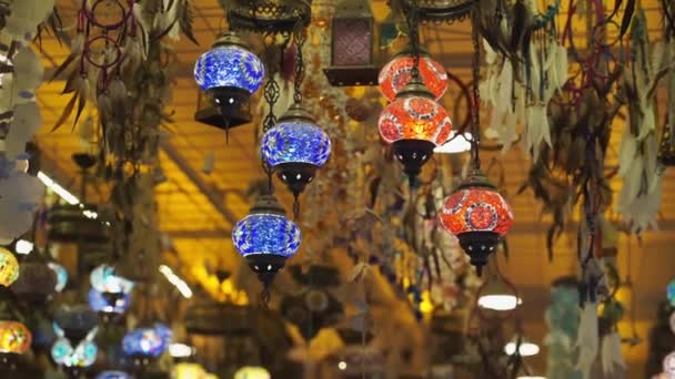 Mosaic Turkish lanterns in the evening in a souvenir shop. — Stock Video