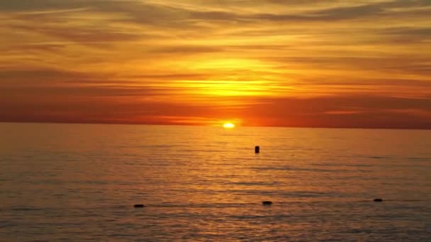 Vacker solnedgång på havet. kvällshimlen. — Stockvideo