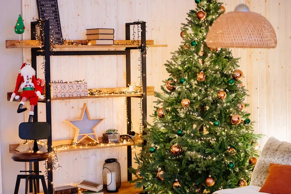 Открытая стойка в новогоднем оформлении для спальни. Рождественская елка в спальне — стоковое фото