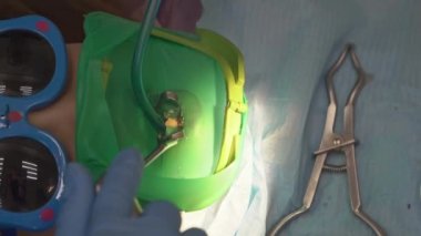 Dişçi, Cofferdam 'ı çocuk bakımı ve diş yapılandırması için kullanır.