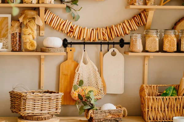 Die Küche besteht aus Holz mit Elementen des Öko-Stils. bagels — Stockfoto