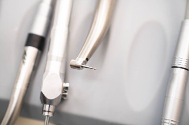 Diş muayenehanesindeki aletler. modern diş sağlığı kliniği.