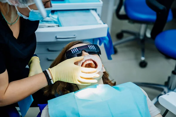 Prawdziwe. Dentysta bada zęby pacjentów. regularna opieka i profilaktyka. — Zdjęcie stockowe