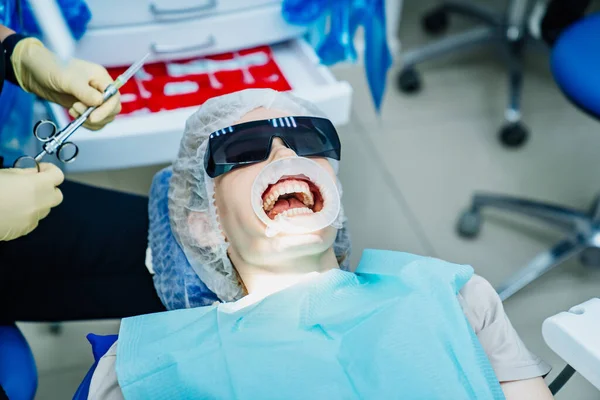 Real. dentista inyecta un anestésico en el paciente antes de la extracción dental — Foto de Stock