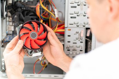 Bilgisayar atölyesi. Tamirci bilgisayara soğutucu yerleştirir