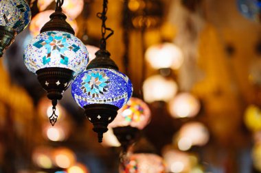 Akşamleyin bir hediyelik eşya dükkanında mozaik Türk fenerleri.