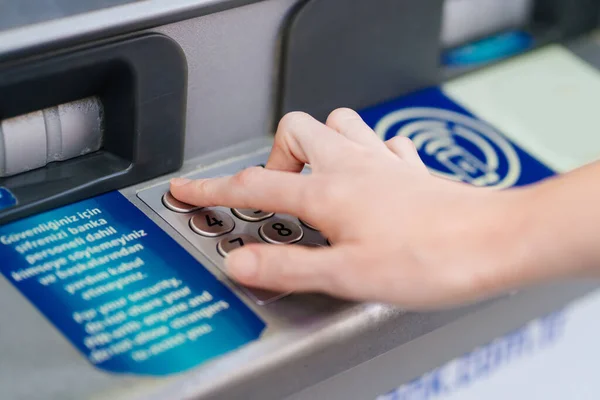 La mano digita il codice pin sulla tastiera ATM. — Foto Stock