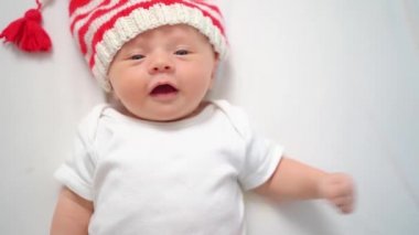 Noel elfi ya da cücenin şapkasındaki küçük şirin çocuğun yüzüne dokunuyor. Bebek Noel Baba.