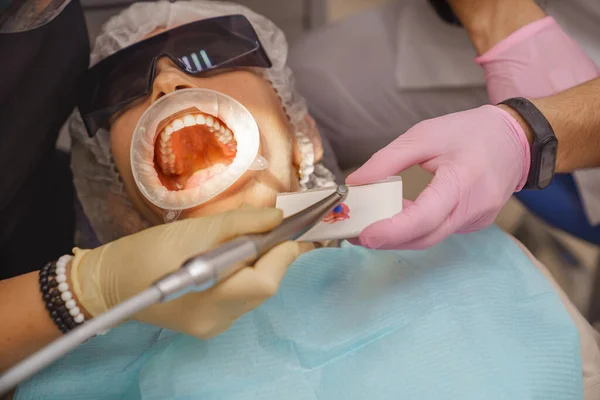 Verkligt. tandläkare borstar tänder patient. regelbunden vård och förebyggande. — Stockfoto