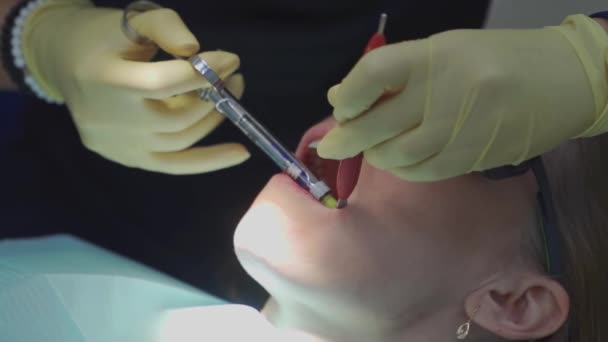 真实的。牙科医生在拔牙前给病人注射麻醉剂 — 图库视频影像