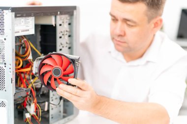Bilgisayar atölyesi. Tamirci bilgisayara soğutucu yerleştirir