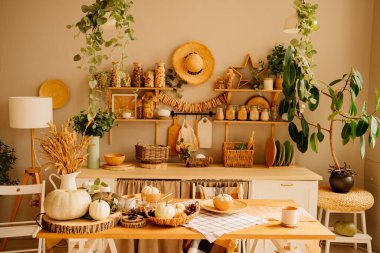 Mutfak ahşaptan yapılmıştır. Eko tarzı elementlerle. sonbahar dekoru. 