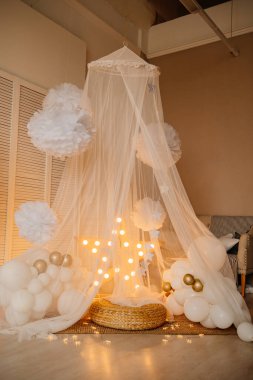 Çocuk odasındaki tepe örtüsü. Çocuk partisi ya da fotoğraf çekimi için dekor. 