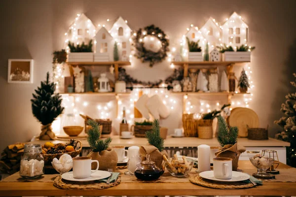 Karácsonyi dekoráció. elektromos koszorúk a konyhában díszített új évre. — Stock Fotó