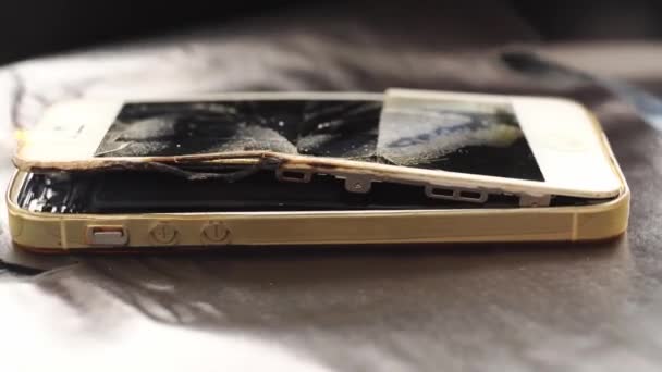 Spalanie zepsuty smartfon na czarnym tle. — Wideo stockowe