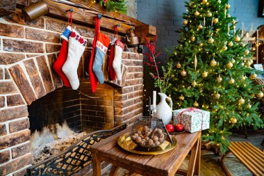 Noel Baba 'dan hediye olarak çorap. Şömineye as. Büyük bir Noel ağacı.