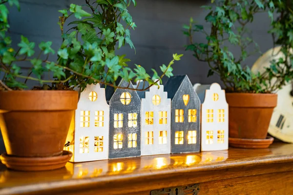 Casas decorativas linternas con ventanas. Iluminación de Navidad para un hogar acogedor —  Fotos de Stock