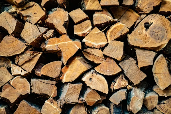 Achtergrond. brandhout voor de open haard op elkaar gestapeld. — Stockfoto