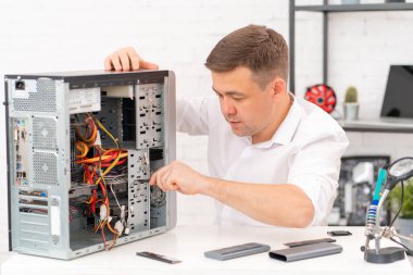 bir adam sabit disk yükler. Bilgisayar tamircisi. profesyonel hizmetler. 