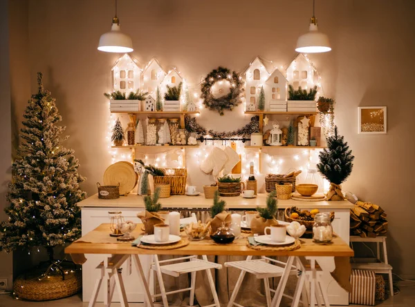 Karácsonyi dekoráció. elektromos koszorúk a konyhában díszített új évre. — Stock Fotó