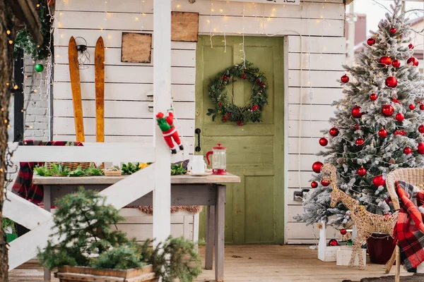 Noel için evi dekore etme geleneği. Verandadaki Noel ağacı