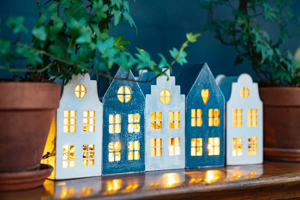 Casas decorativas linternas con ventanas. Iluminación de Navidad para un hogar acogedor —  Fotos de Stock