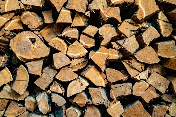 Achtergrond. brandhout voor de open haard op elkaar gestapeld. — Stockfoto