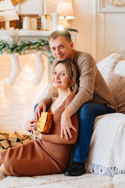 Noel şöminesinin yanında hediye kutusunda birbirine aşık bir çift.. 