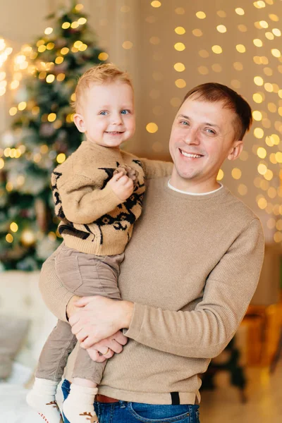 Feliz pai e filho na árvore de Natal. tradições familiares. — Fotografia de Stock